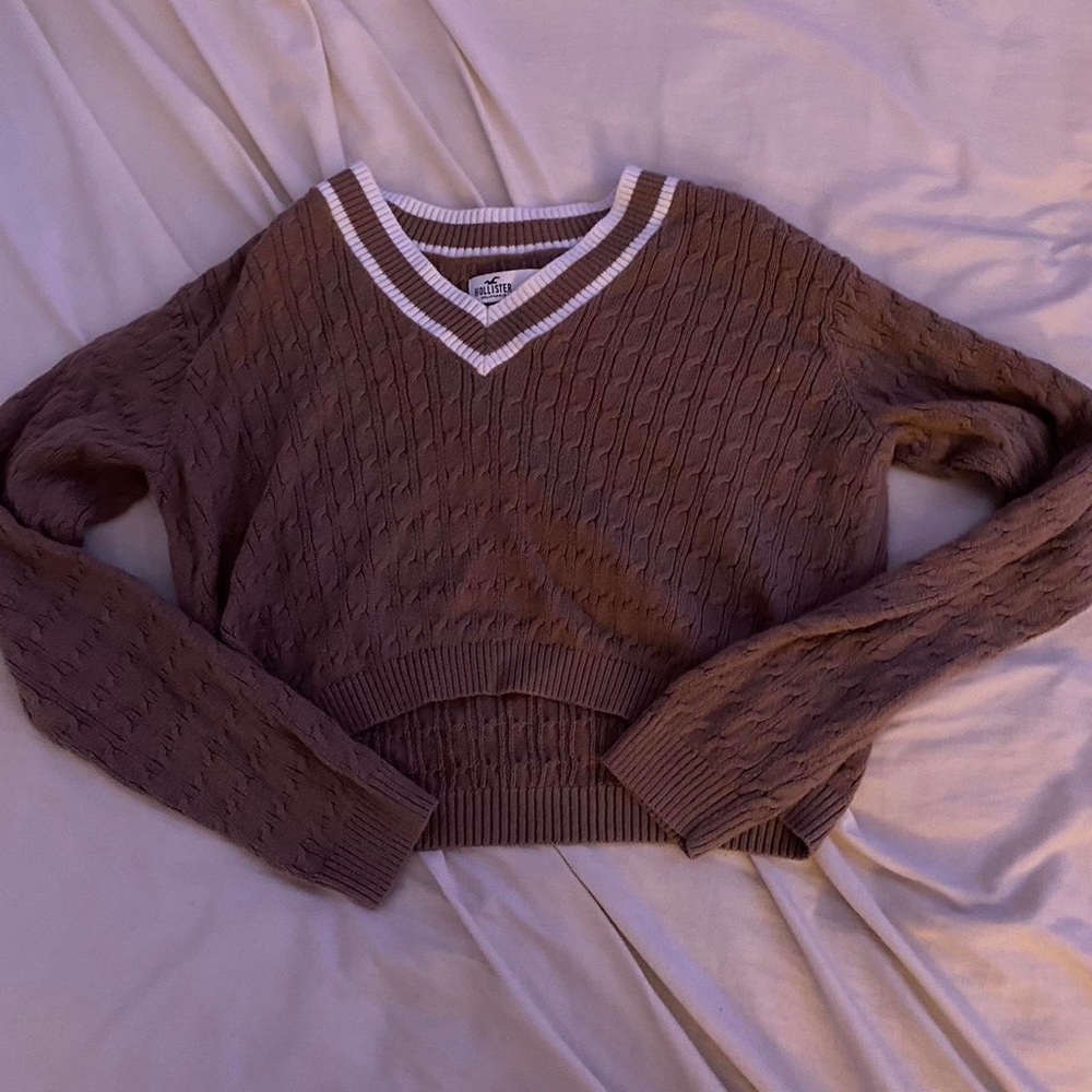 Hollister cropped v neck sweater